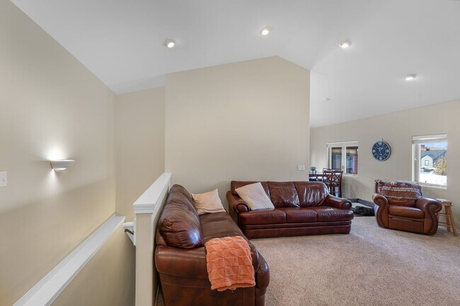 Foto del edificio - Spacious 3-Car Garage, and Pet-Friendly Home