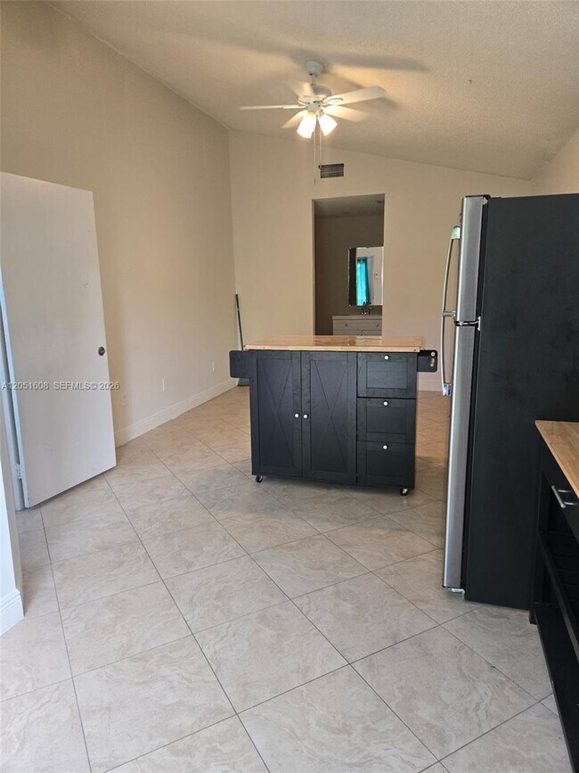 Building Photo - 818 E Palm Run Dr