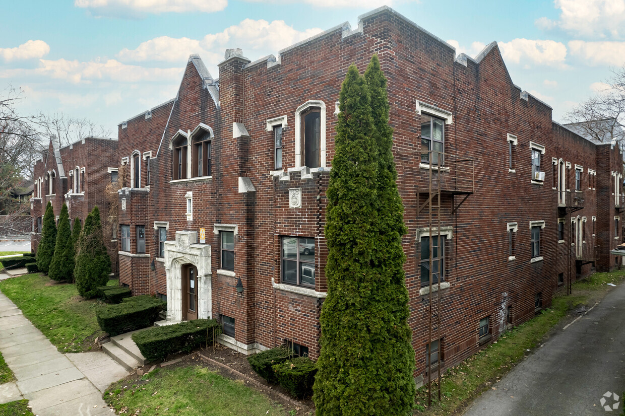 Building Photo - Royal Manor