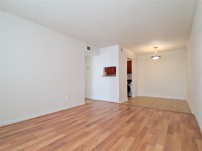 Foto del edificio - 8100 Creekbend Dr