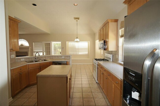Building Photo - 3811 Stableridge Dr