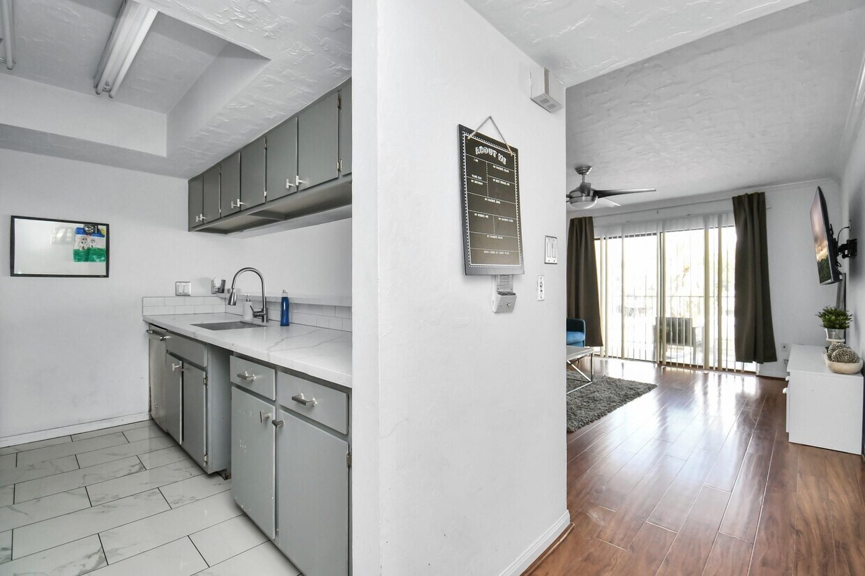 Building Photo - 2816 S Bartell Dr