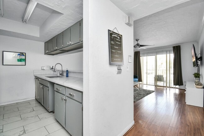 Building Photo - 2816 S Bartell Dr