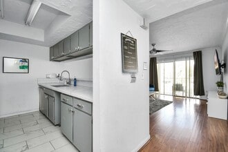 Building Photo - 2816 S Bartell Dr