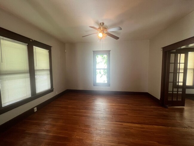 Building Photo - Large 3 Bedroom 2 Bath with 1.5 Car Garage!
