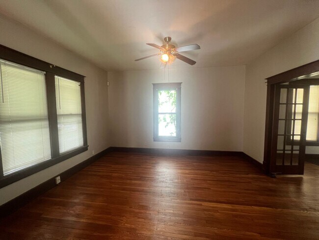 Foto del edificio - Large 3 Bedroom 2 Bath with 1.5 Car Garage!