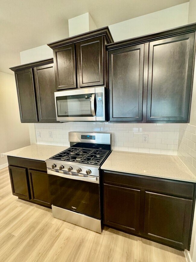 Foto del edificio - Brand-New 4-Bed, 2-Bath Home in London!