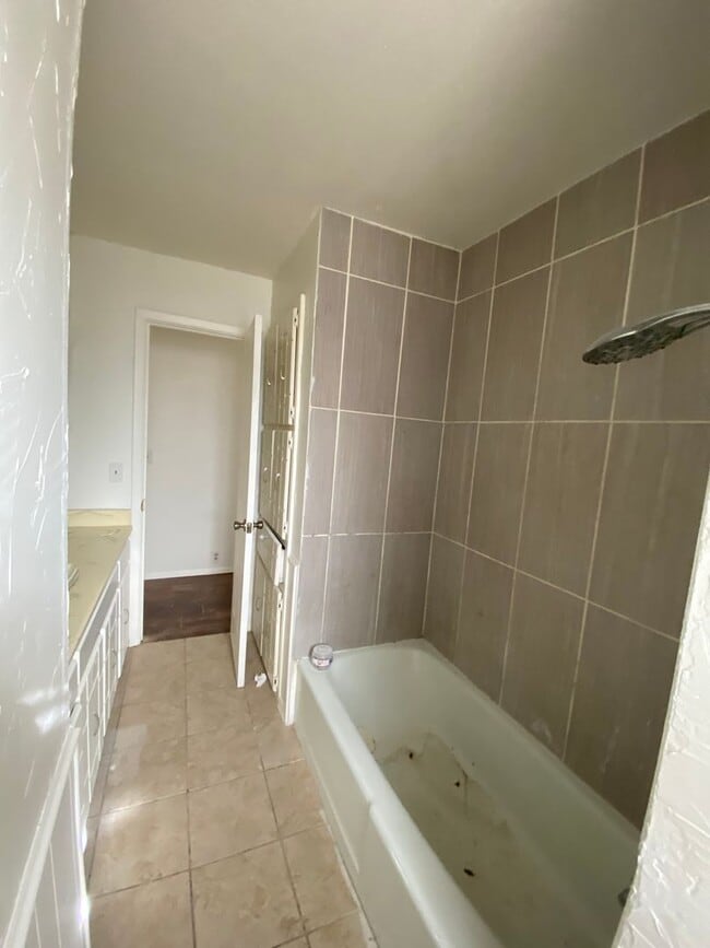 Building Photo - 3501 Langtry Dr