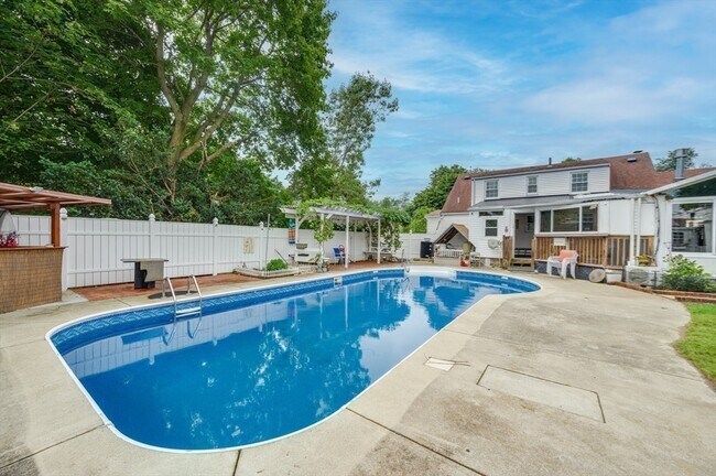 Building Photo - 51 Lawnview Dr