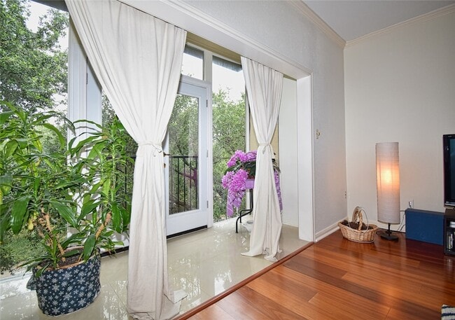 Photo - 2425 Underwood St Apartment