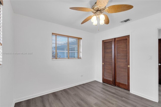 Foto del edificio - 721 SW 64th Ter