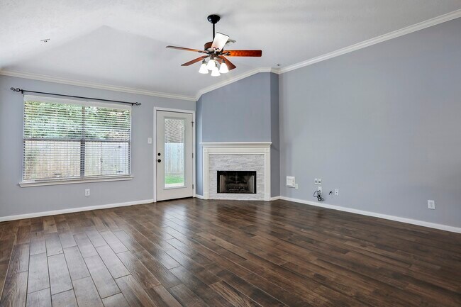 Foto del edificio - 21803 Whispering Forest Dr