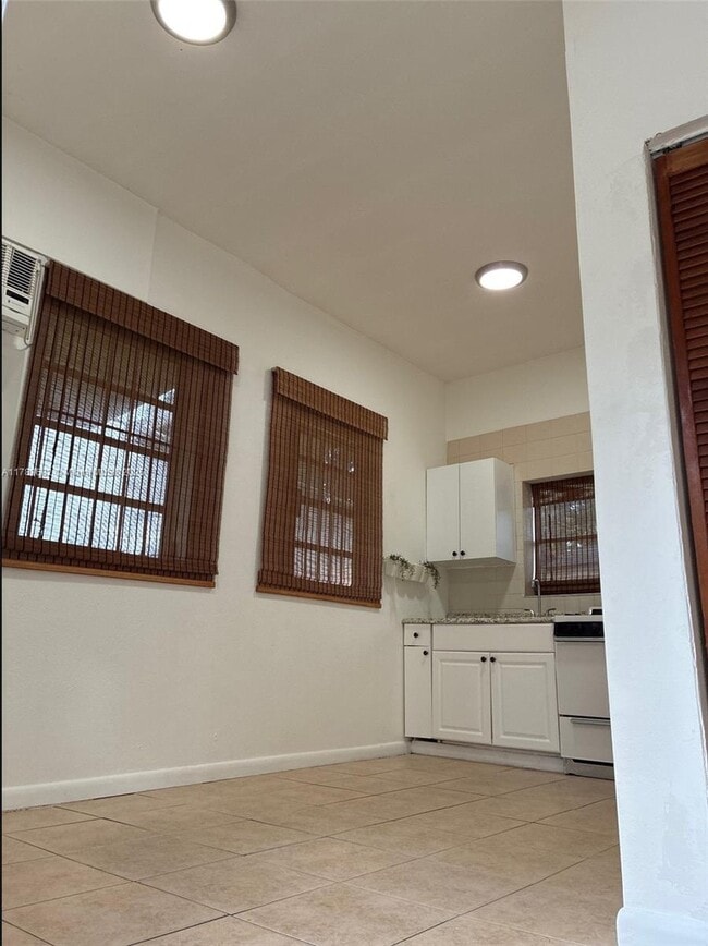 Building Photo - 242 NE 127th St