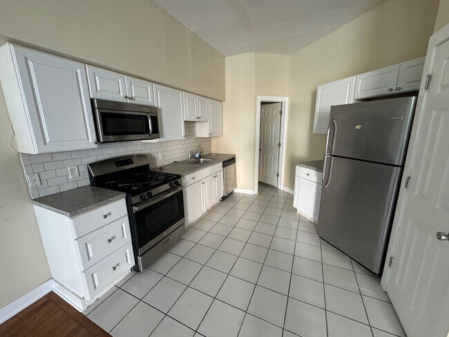 Foto del edificio - Spacious 2-Bed, 1.5-Bath Home in the Heart...