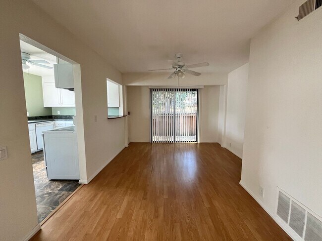 Building Photo - Spacious 2 bedroom/2 bathroom unit on Thir...