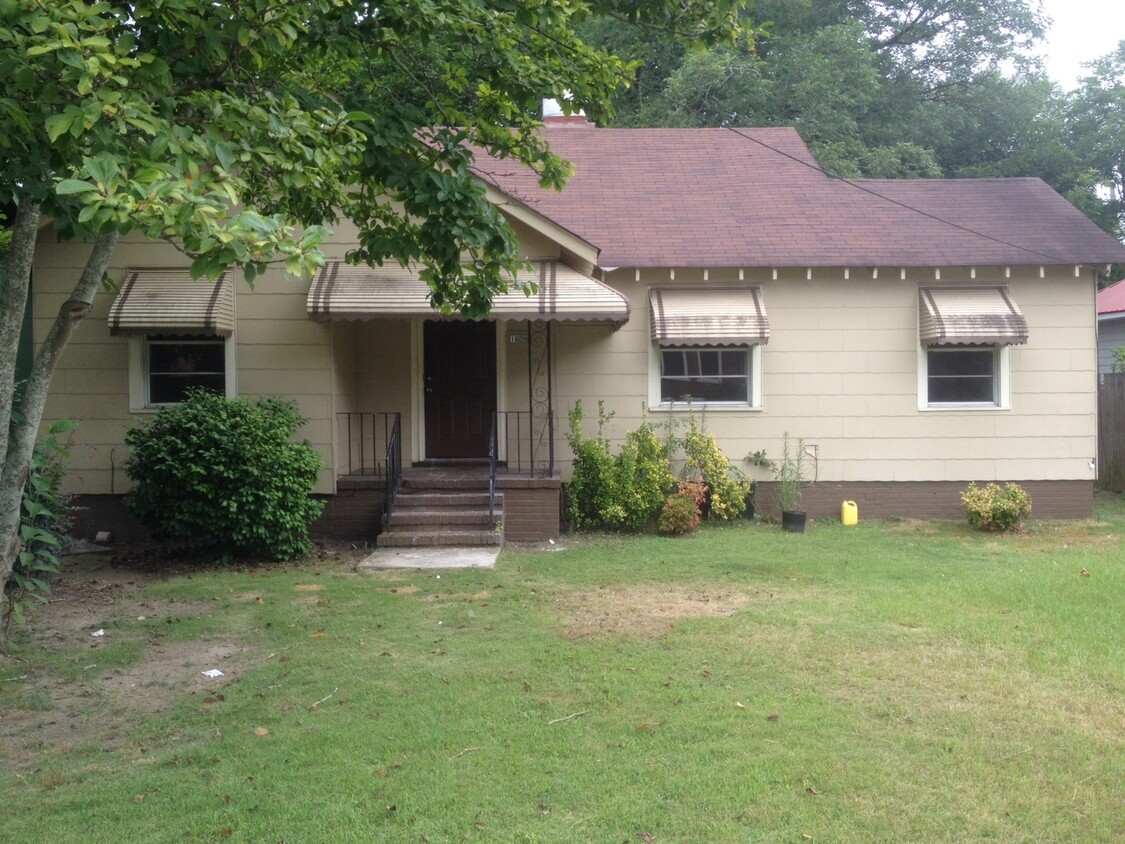 Primary Photo - **AVAILABLE NOW**3 Bedroom / 1 Bathroom Ho...