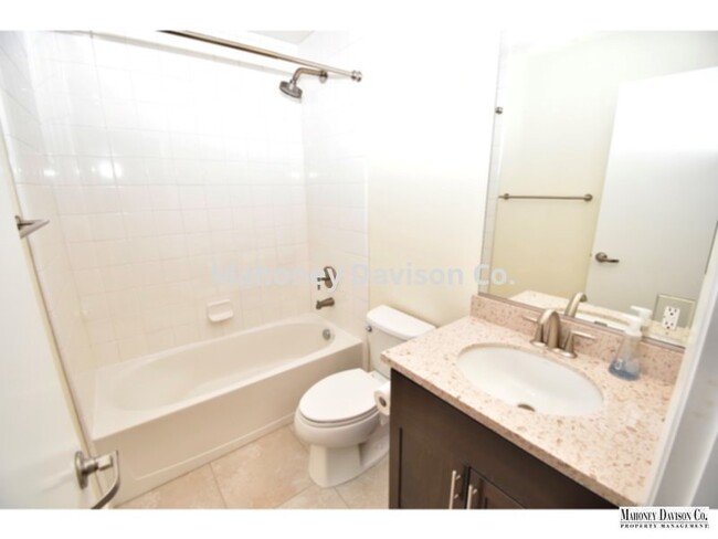 Building Photo - Immaculate 2 bdrm/2.5 ba townhome with vie...