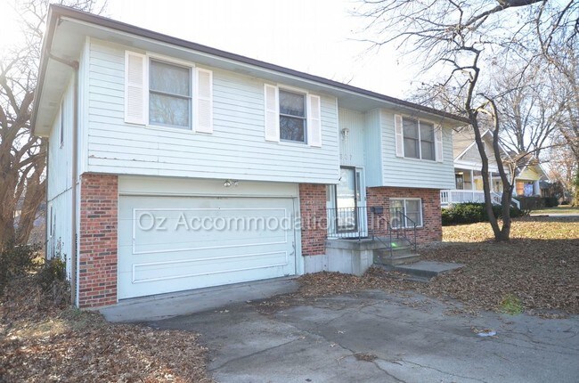 Building Photo - 4307 W 51st St Roeland Park KS 66205