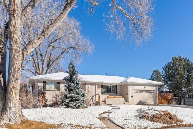 Building Photo - Charming 3 BR 3 bath home with non-conform...