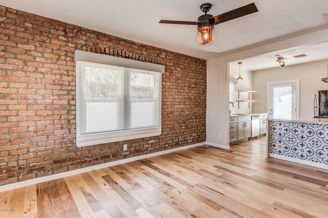 Foto del edificio - 1447 E McKinley St