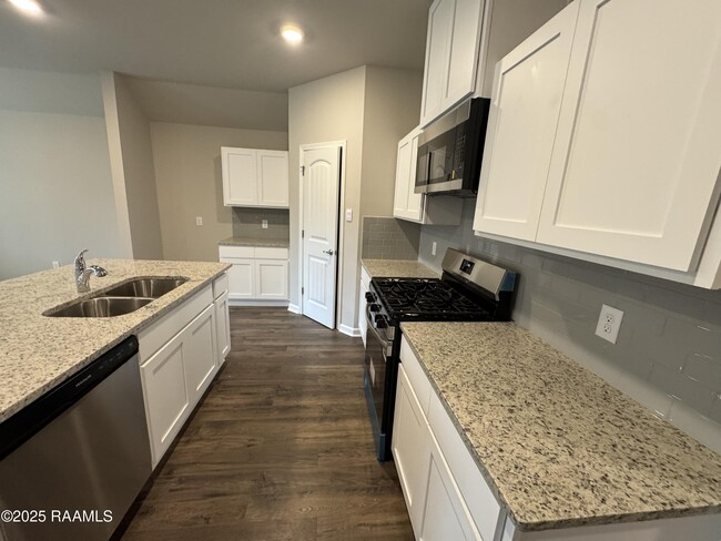 Building Photo - 325 White Pine Dr