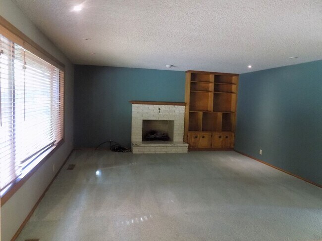 Building Photo - Beautiful Three Bedroom Home With Additional Space