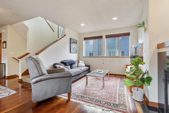 Building Photo - 4401 SW Raymond St