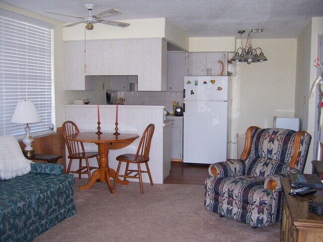 Building Photo - 2/1 in gated community, available now!