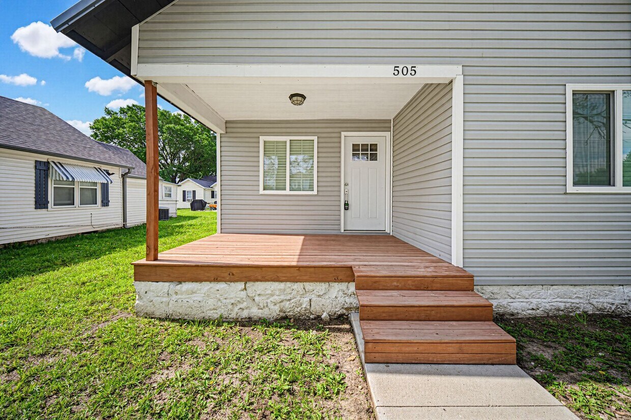 Foto del edificio - Please View 3D Virtual Walk-Through Before Scheduling a Showing