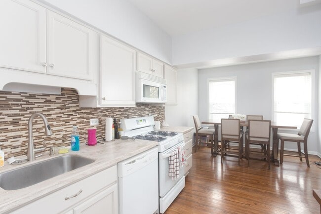 Foto del edificio - 3711 N Kenmore Ave