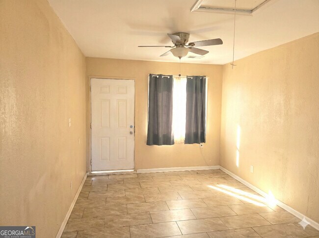 Foto del edificio - 1347 E Washington Rd