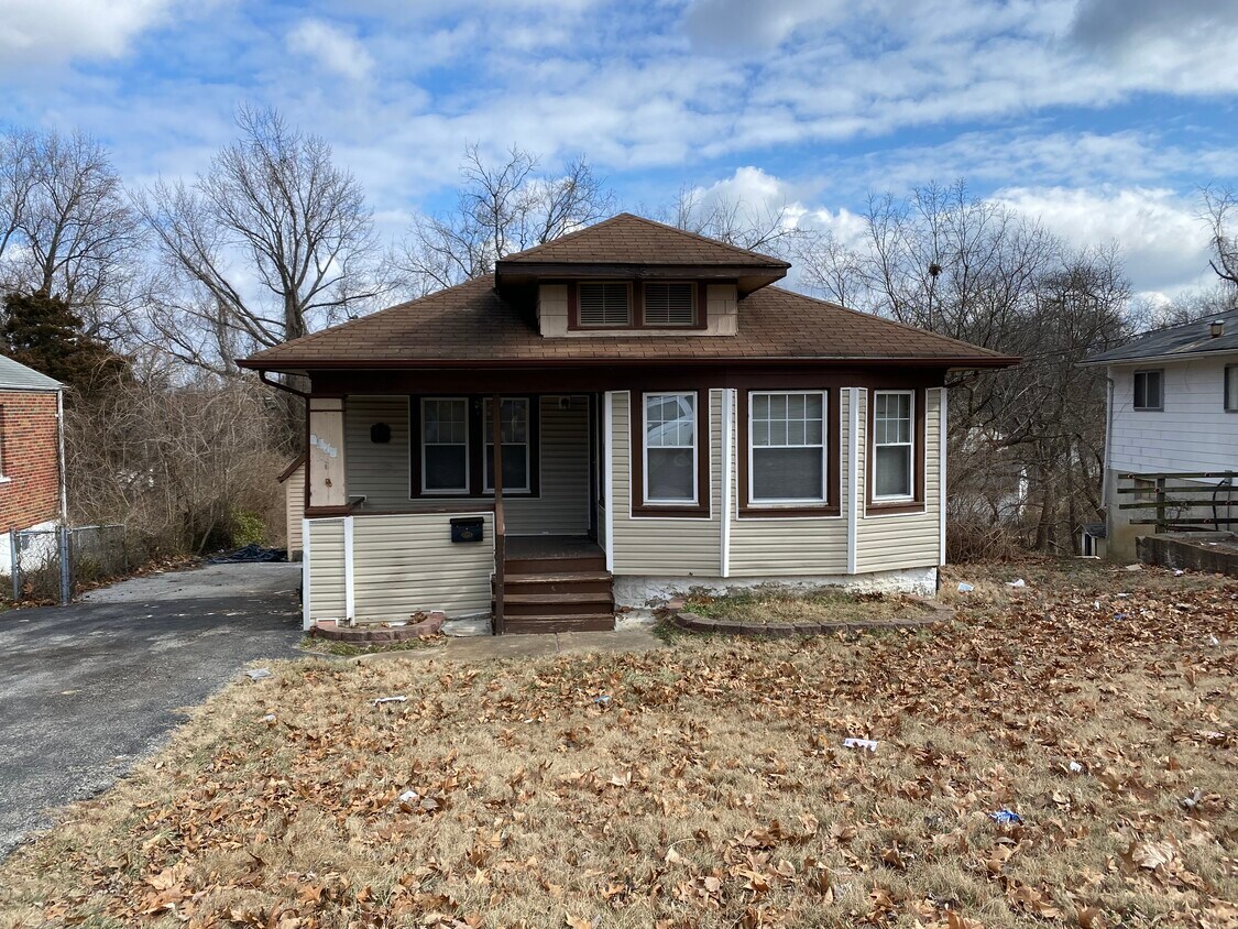 8820 Blewett Ave, Jennings, MO 63136