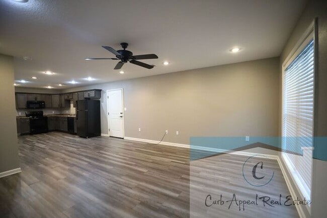 Building Photo - Luxury 2 bed, 1 bath duplex with garage- recent construction!! Washer, dryer and internet, cable ...