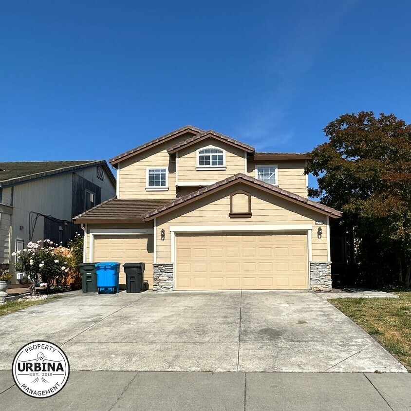 Primary Photo - Spacious 4BR/2.5BA Home with 3 Car Garage ...