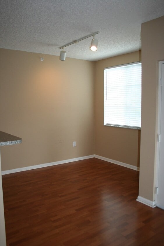Building Photo - Pretty 1/1 in Gated Community w/Awesome Am...