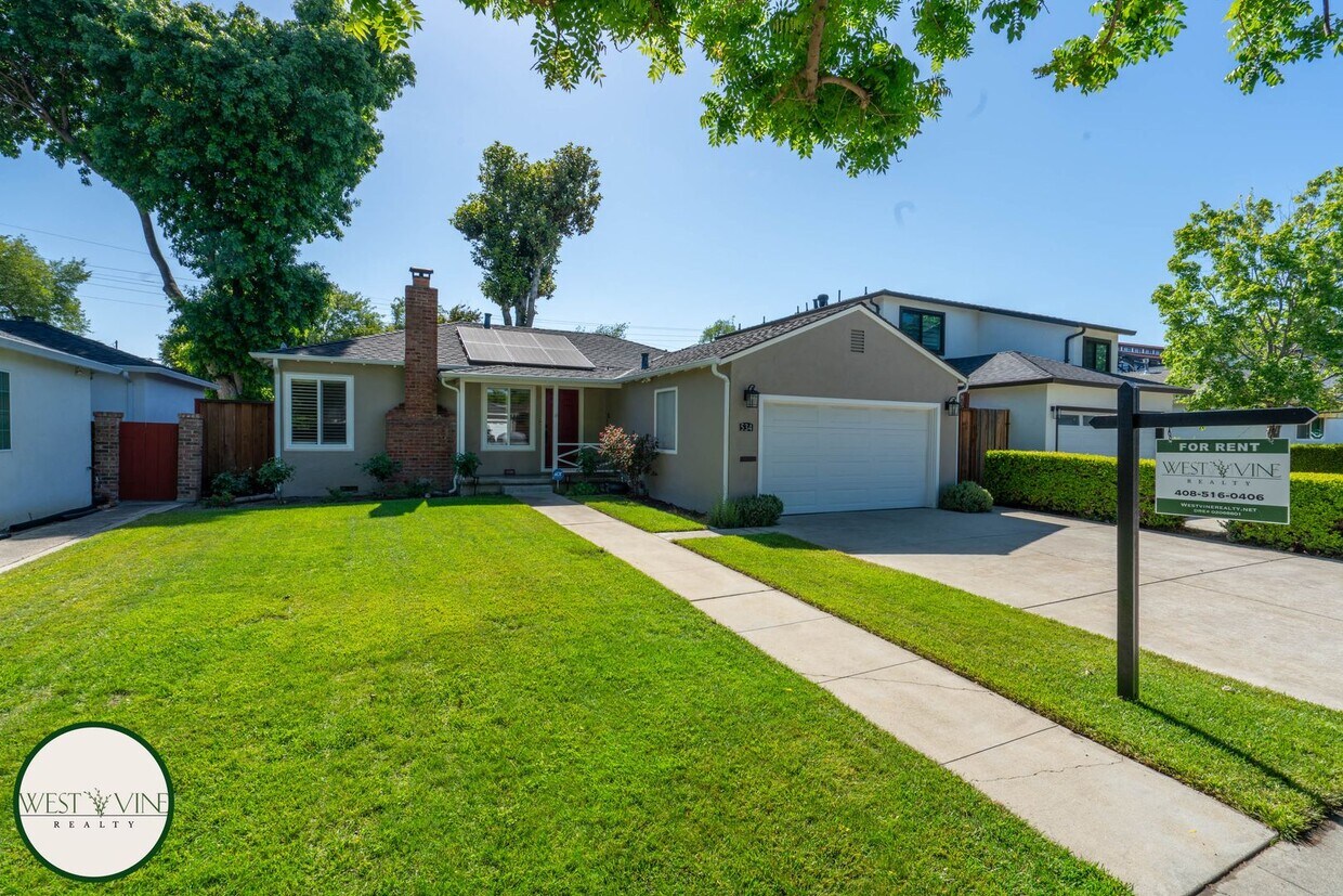 Foto principal - Stunning 3 Bed / 2 Bath Home | Attached Ga...