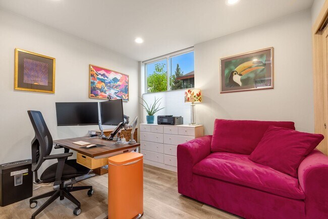 Building Photo - Ballard Townhouse, 2bed/2bath, Rooftop Deck