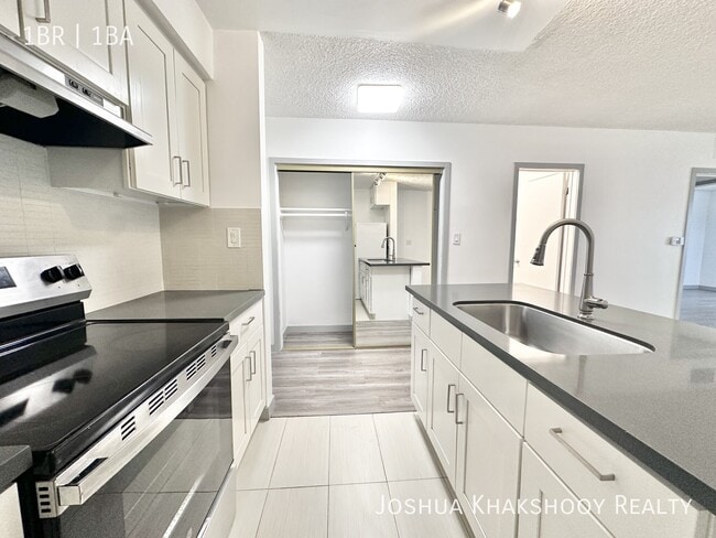 Building Photo - 1603 N Poinsettia Pl
