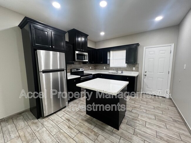 Building Photo - 1327 W Garfield Ave