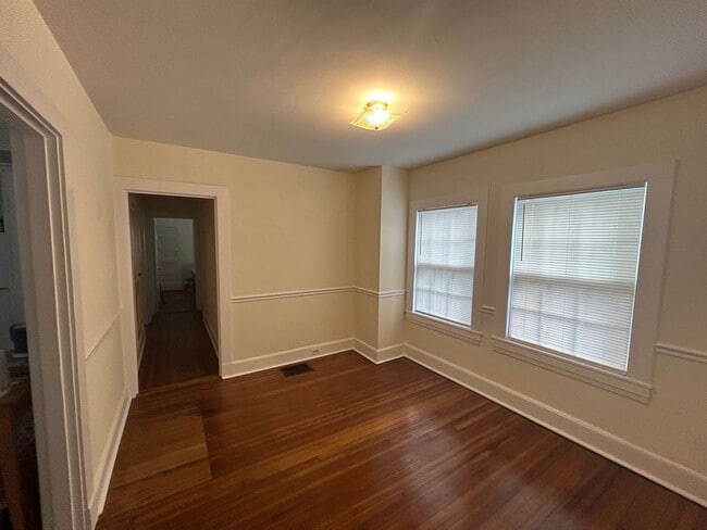 Building Photo - 1st Floor 2 Bedroom Apartment