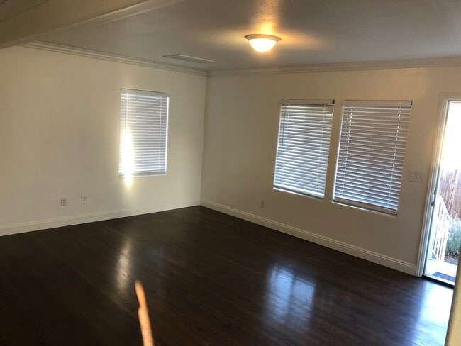 Building Photo - 5752 Jillson St