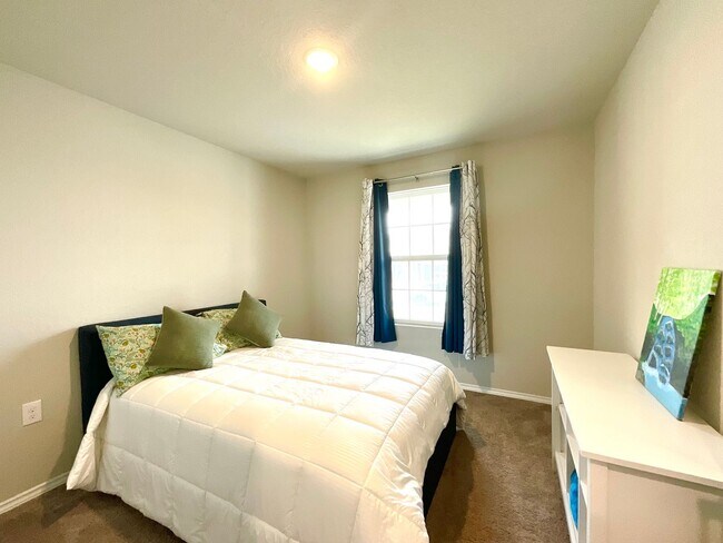 Building Photo - **APPLICATION RECEIVED** Spacious & Charming 3-Bedroom Home with 2-Car Garage, Fenced Yard & Prim...