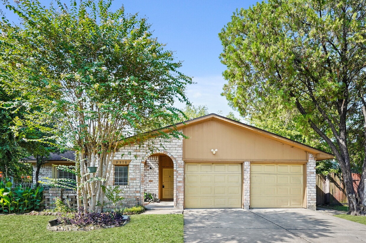 Foto principal - Recently updated 3-bedroom, 2-bath home in...