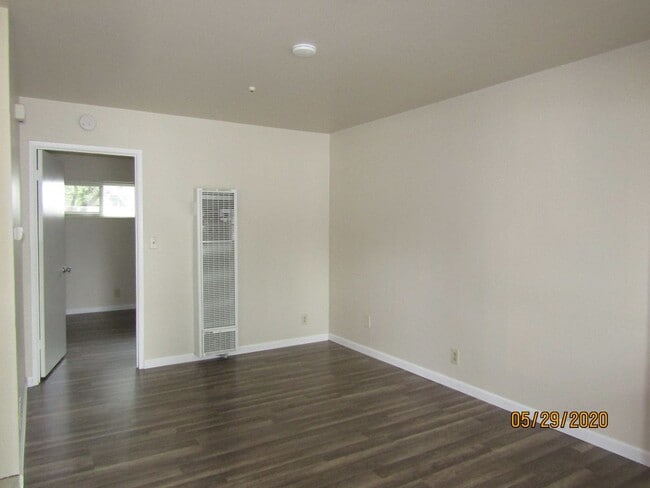 Building Photo - Cozy Updated One Bed One Bath Apartment Ne...