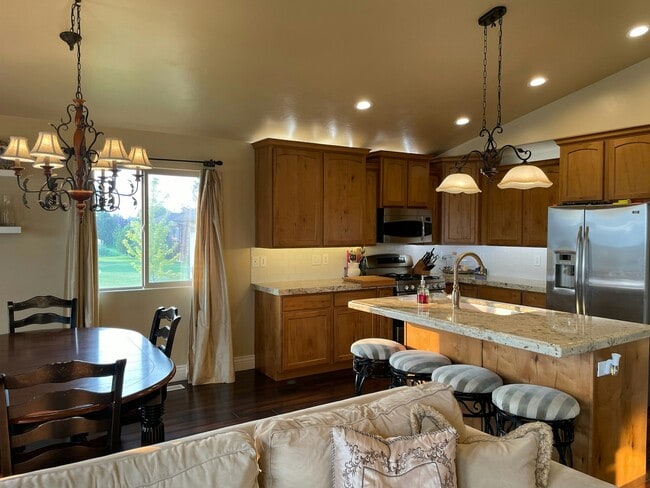 Building Photo - 976 1925 W