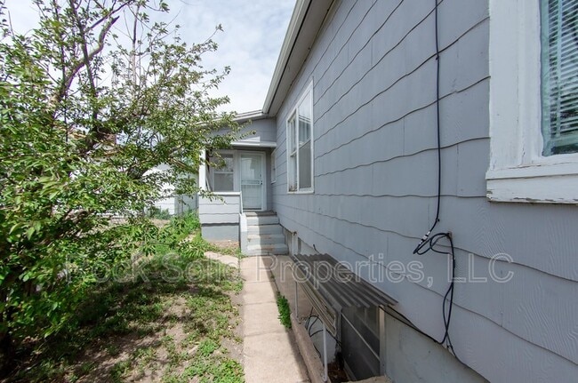 Building Photo - 506 E 7th St