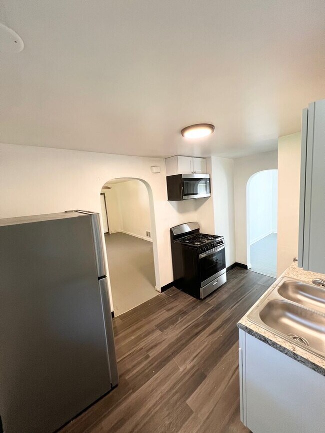 Building Photo - Newly Renovated 2 Bedroom 1 Bathroom in Verona- Garage and Stainless Appliances
