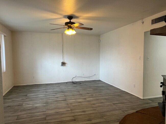 Foto del edificio - 4 Bed, 2 Bath with Huge Shop/Garage