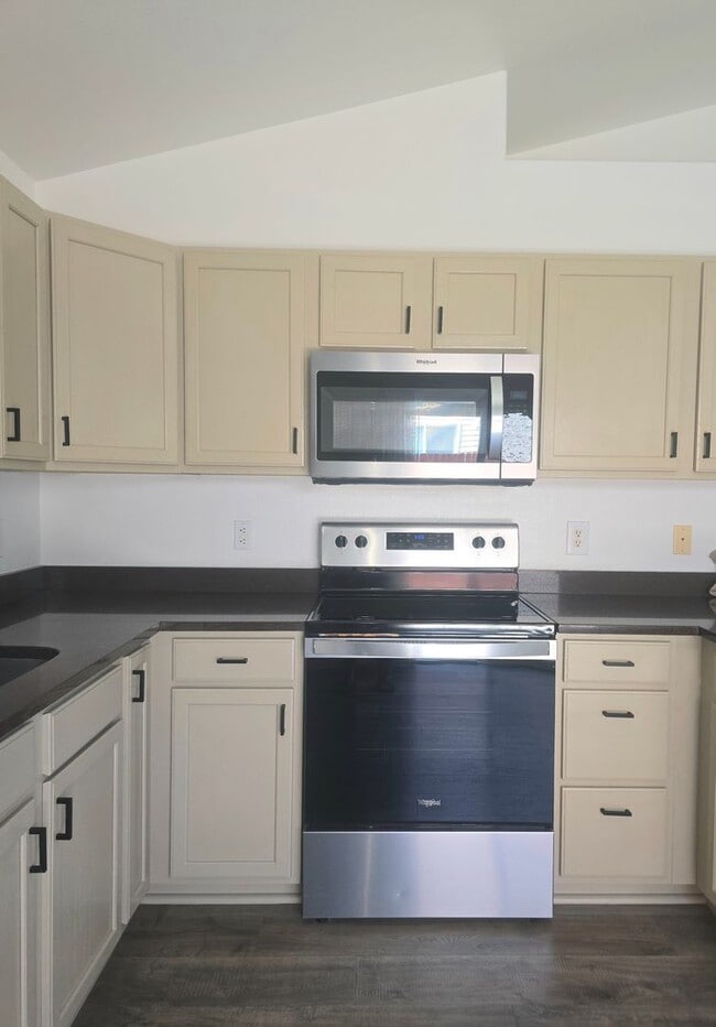 Building Photo - Beautiful townhouse with updated bathrooms. Available now!