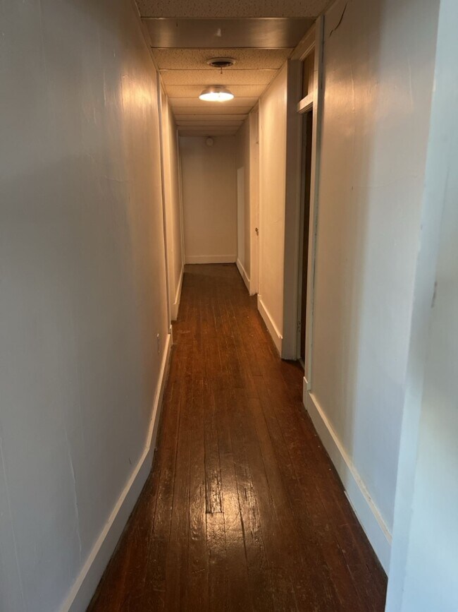 Foto del edificio - 736 1/2 Massachusetts St